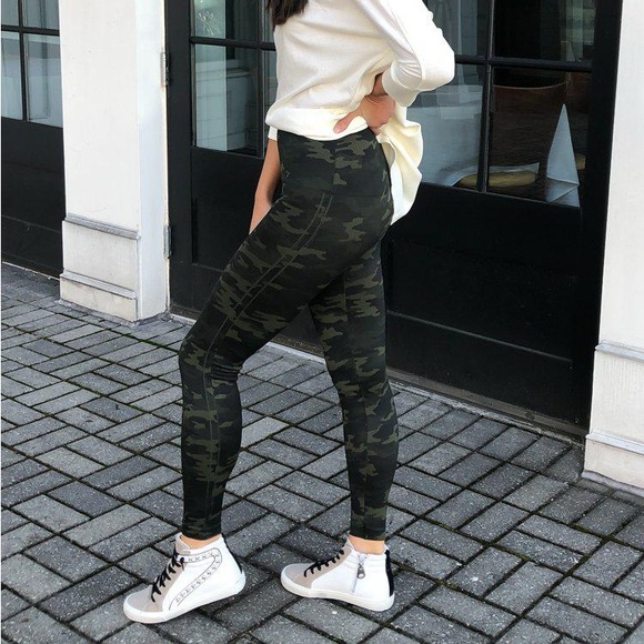 New SPANX Look At Me Now Seamless Legging in Green Camo - Picture 6 of 12